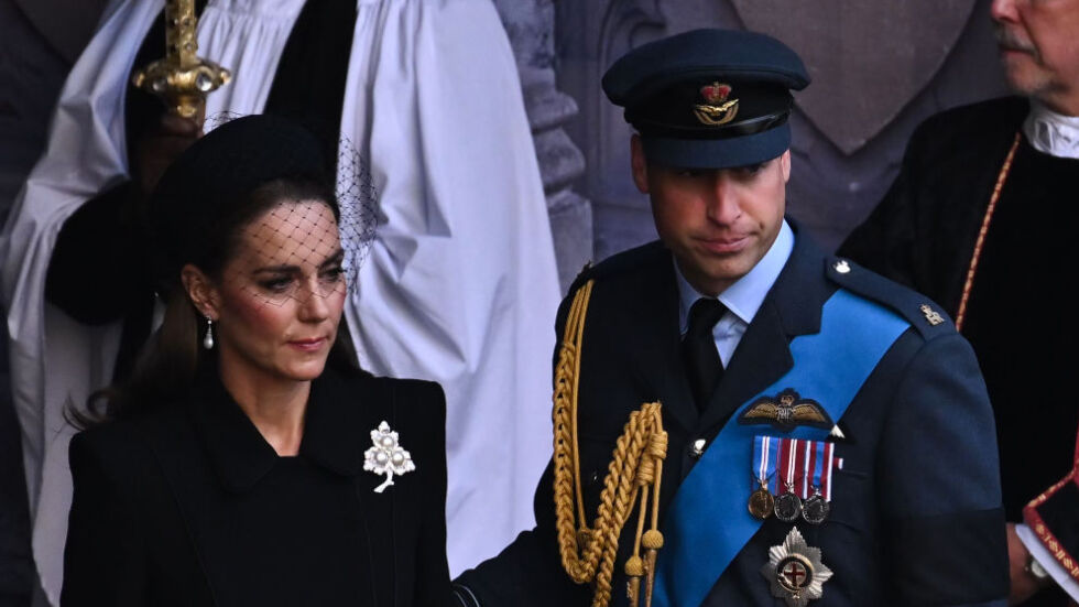 Кейт Мидълтън почете Елизабет II, като сложи нейна брошка на церемония в Лондон