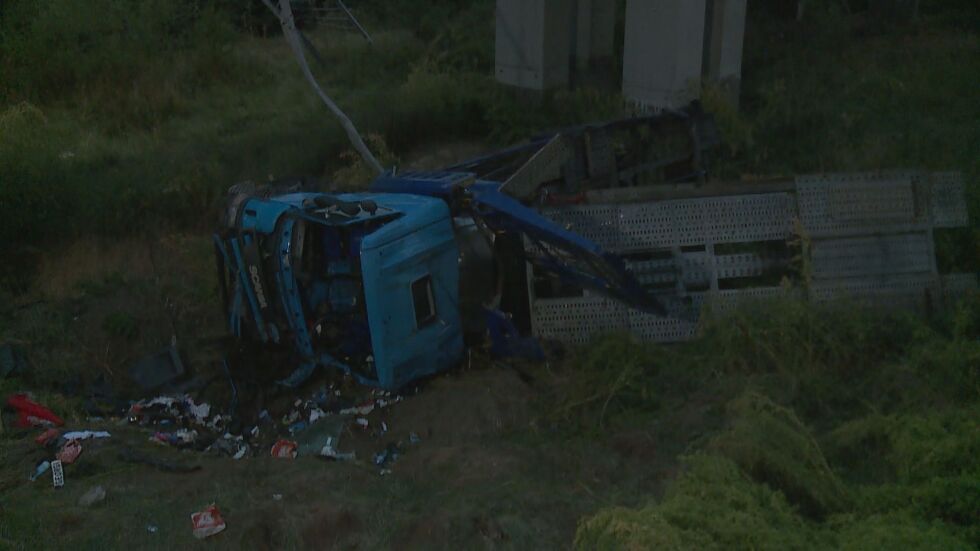 Пътят или техническа повреда са виновни за катастрофата с автовоз на АМ „Струма“