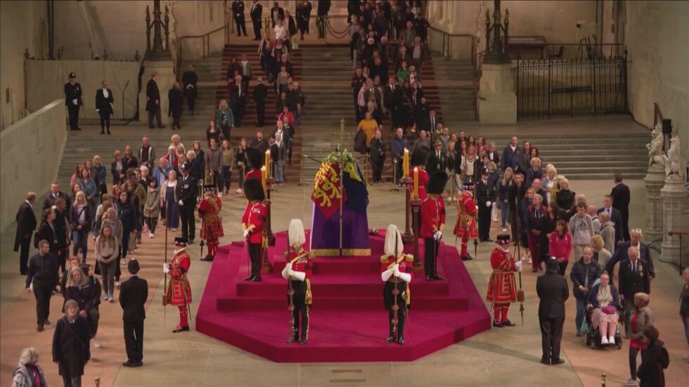 Километрични опашки: Хиляди чакат, за да се сбогуват кралица Елизабет II