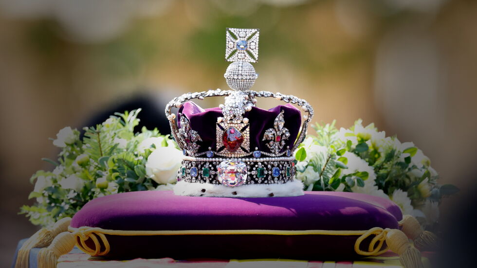 2868 диаманта и 273 перли: Имперската корона върху ковчега на Елизабет II (СНИМКИ)
