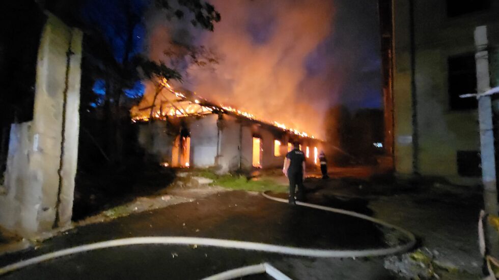 Два пожара в Хасково: Гори бивш тютюнев склад и покрив на къща (СНИМКИ и ВИДЕО)