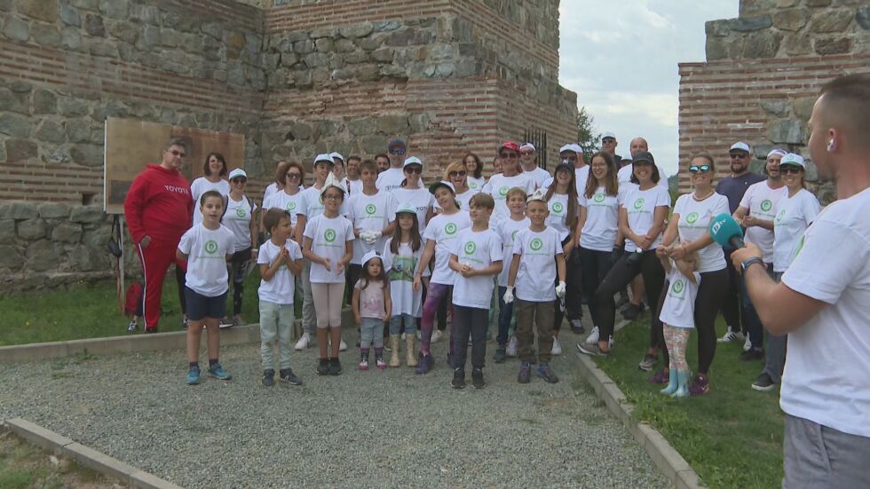 Доброволци се включиха в реновирането на историческата крепост в прохода Траянови врата