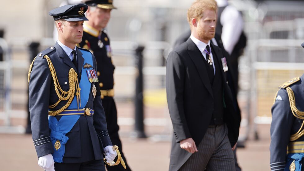 Принц Хари ще бъде с военна униформа на бдението около ковчега на Елизабет II 
