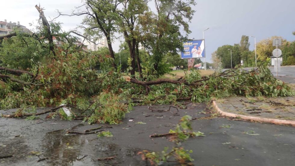 Мощна буря в Бургаско: Семейство е блокирано на остров, без ток е Поморие (ВИДЕО и СНИМКИ)