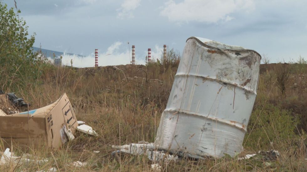 Тонове опасни отпадъци бяха открити в полето край София