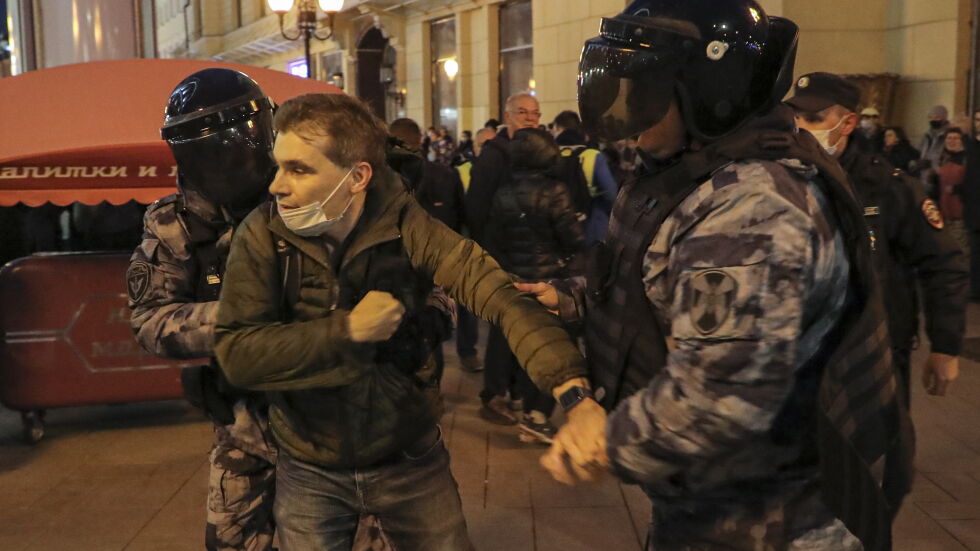 След обявената мобилизация: Продължават протестите и опашките по границите на Русия 