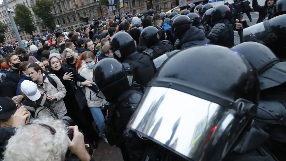 Над 1300 души са задържани на антивоенните протести в Русия 