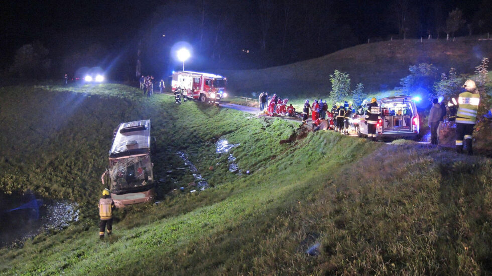 Четирима тежко ранени при катастрофа с автобус в Австрия