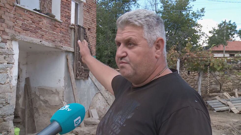 Жител на наводненото село Богдан: Със семейството ми живеем в бус