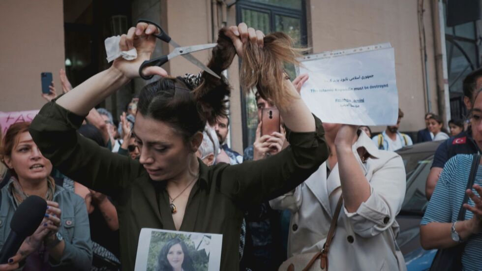 Иранката, чиято снимка обиколи света: Отрязвайки косата си, отрязах ръцете на властта от себе си