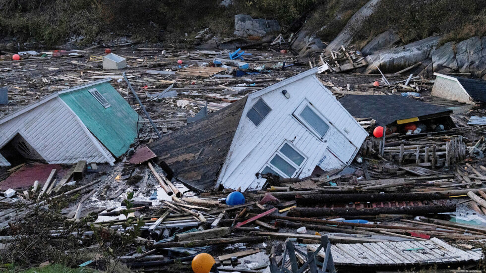 Тропическата буря в Канада: Над 500 000 домакинства без ток, а къщи са отнесени в морето 