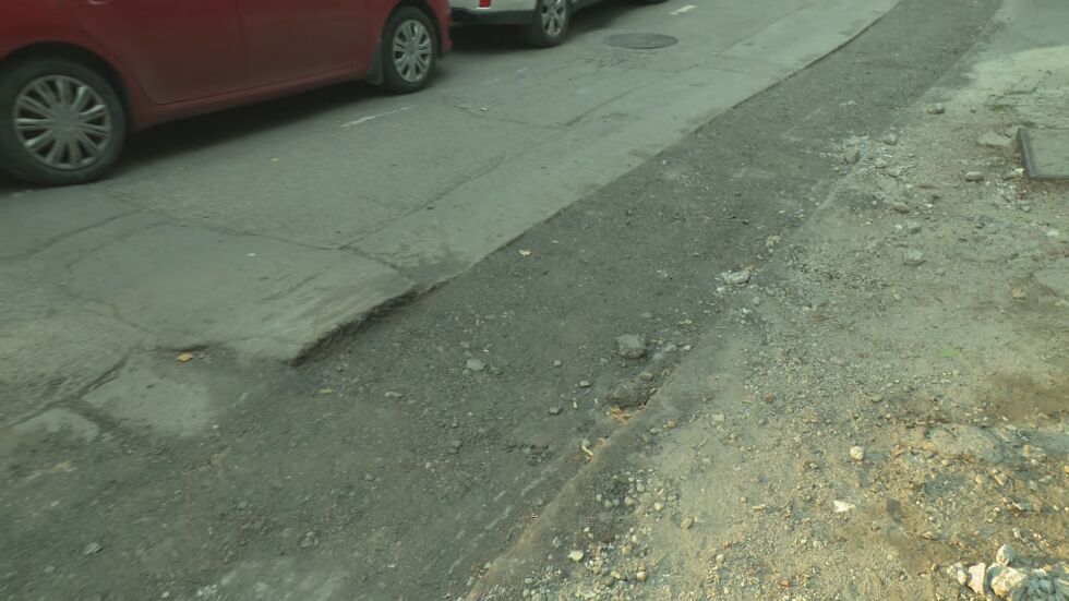 Зрителски сигнал: Как се асфалтира улица с дупки в столичния квартал "Лозенец"?