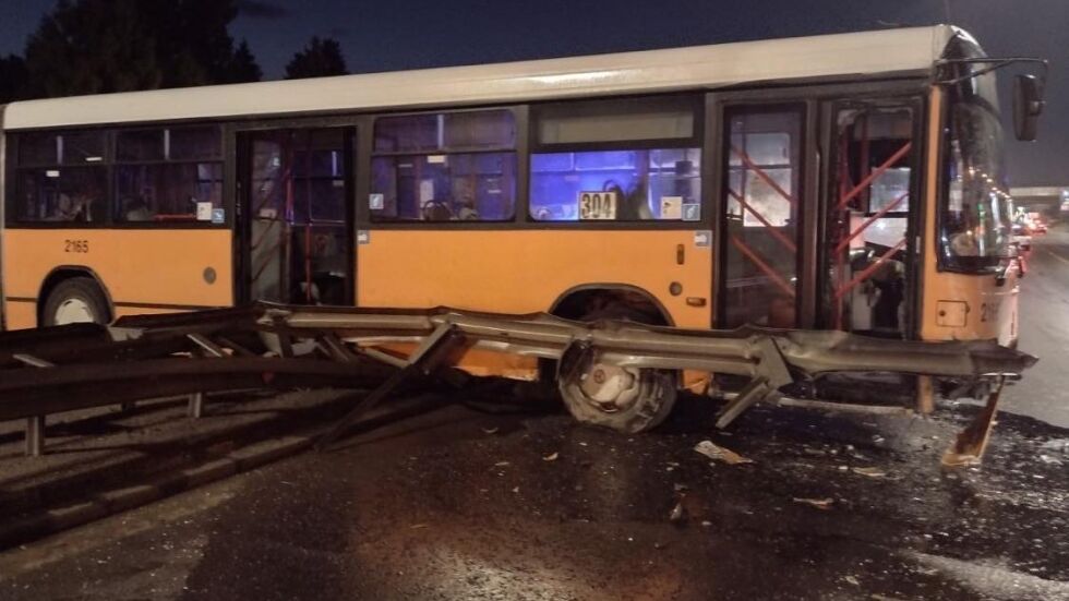 Катастрофа с автобус на градския транспорт на "Цариградско шосе" в София (ВИДЕО)