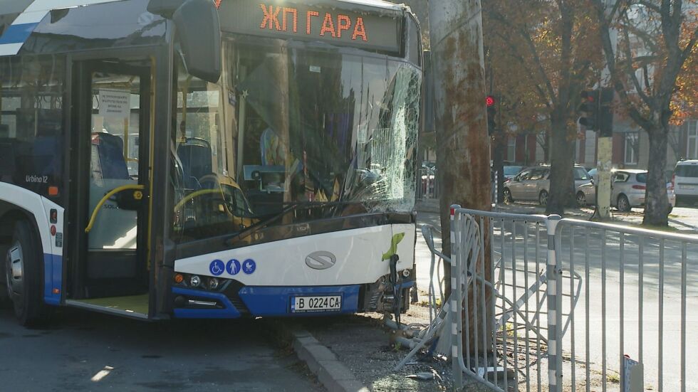 Автобус на градския транспорт катастрофира във Варна