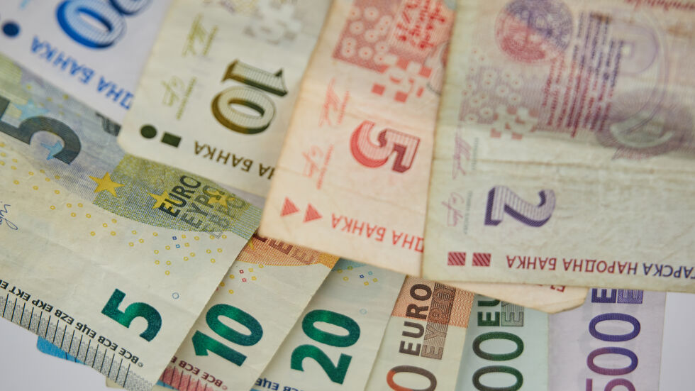 Плащаме в лева и евро месец след въвеждането на единната валута в България