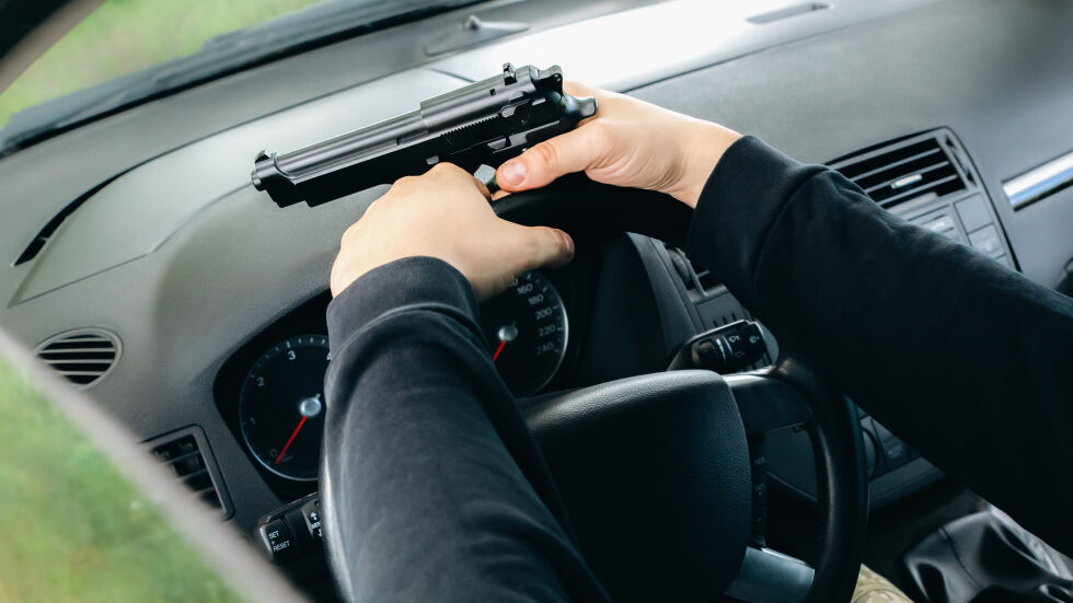 "Не ми правеха път и караха бавно": Задържаха рисков водач, размахвал пистолет срещу други шофьори