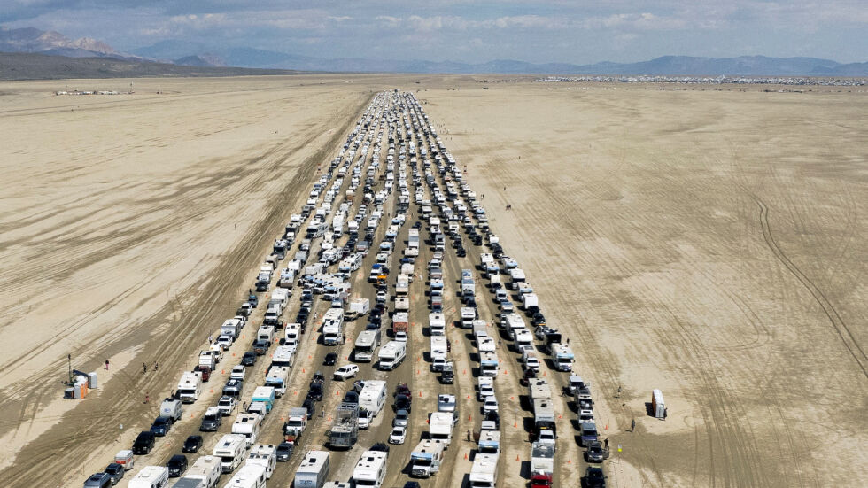Голямото преселение на Burning Man започна след дни в калта (СНИМКИ и ВИДЕО)