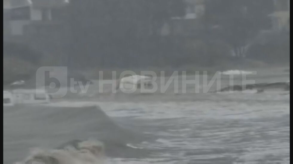 Бурята по Черноморието: Морето отнесе коли и каравани край Царево (ВИДЕО)