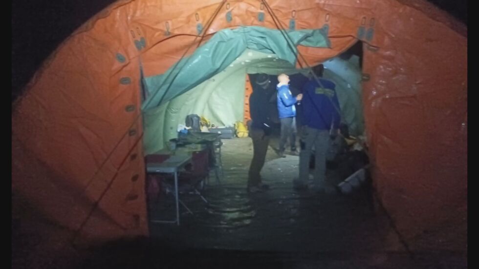 Наши спасители ще вадят човек от пещерата Морджа в Турция