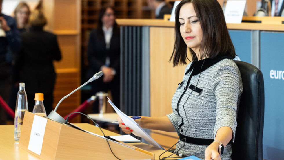 "Отлични отговори": Илиана Иванова се представи на четири езика в Европарламента