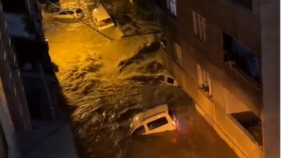 Проливни дъждове и в Истанбул
