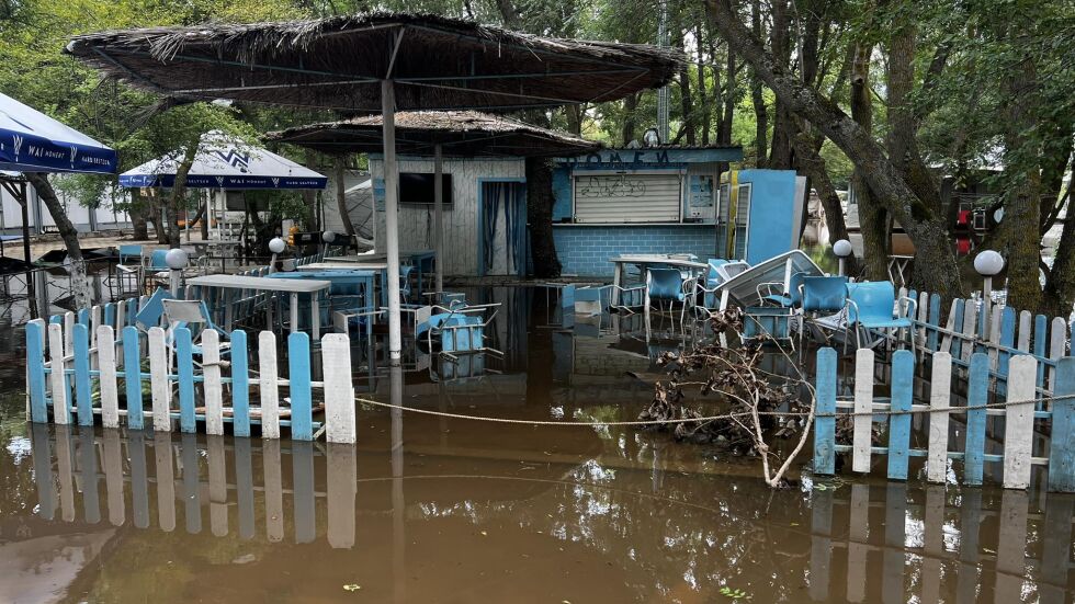 Наводнение и в къмпинг „Китен“: Каравани, кемпери и коли са под вода (СНИМКИ)