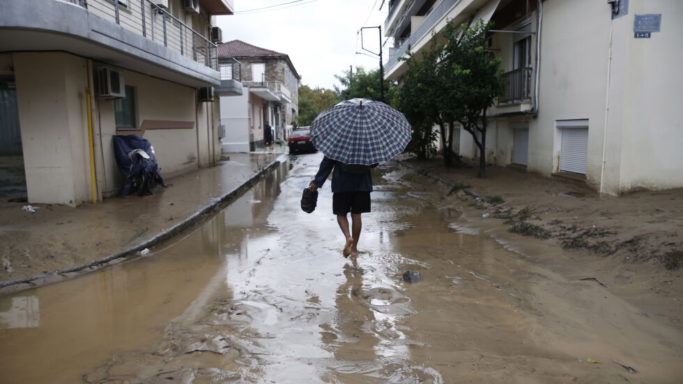 Наводненията в Гърция: Магистралата към Атина е затворена при Солун