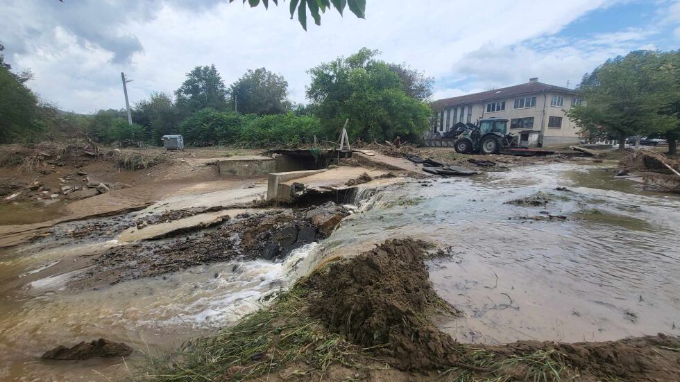 Възстановява се поетапно водоподаването в населените места, засегнати от наводненията
