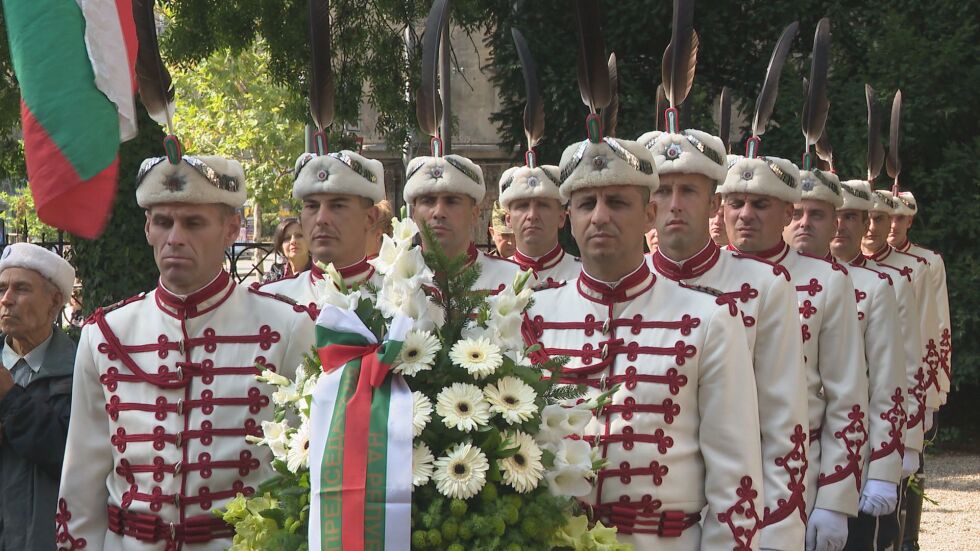 138-ата годишнина от Съединението: Десетки граждани положиха цветя в костницата на княз Батенбeрг