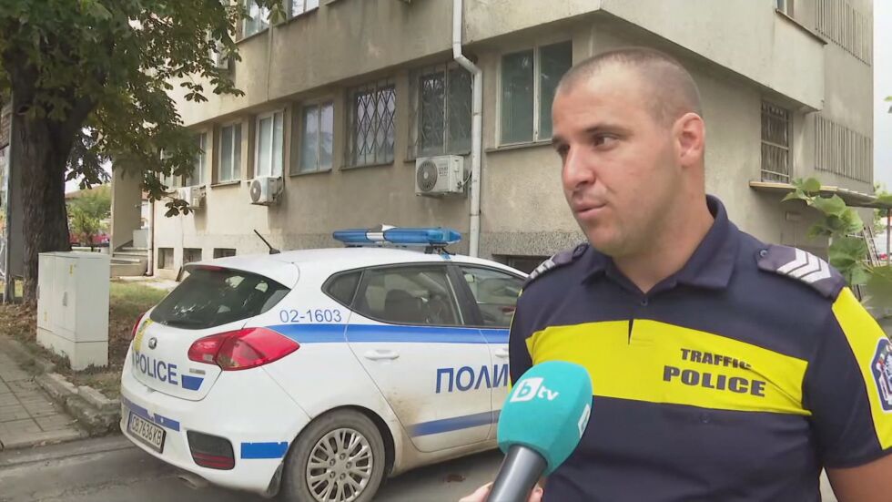 „Ангел в униформа“: Полицай помага на блокираните в потопа на Южното Черноморие 