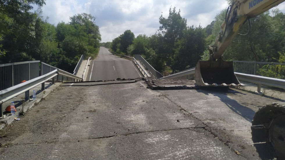 100-тонен кран и 41-тонен багер разрушават моста на пътя Царево-Ахтопол