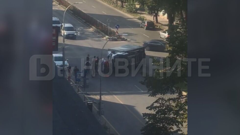 От "Аз, репортерът": Бус се обърна в центъра на Варна (ВИДЕО)