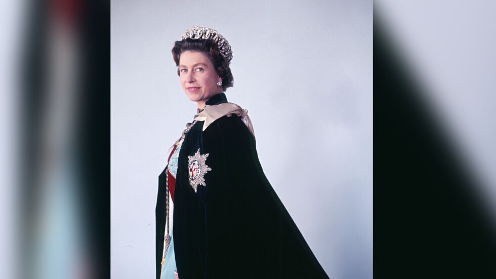 Топовни салюти и камбанен звън: Чарлз показа неизвестна досега снимка на кралица Елизабет
