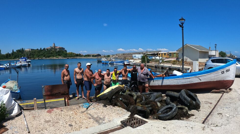 Да почистим морето заедно: Извадиха купчина гуми на пристанището в Созопол (ВИДЕО)