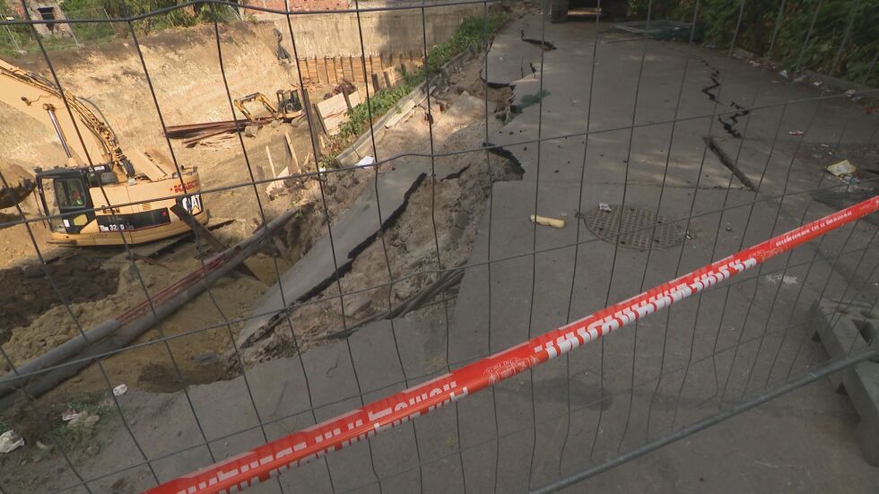 Без път след инцидент: Срути се укрепваща стена на строеж в „Манастирски ливади“