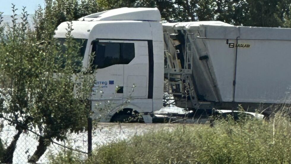 Камион на български шофьор остана във водния капан в Лариса