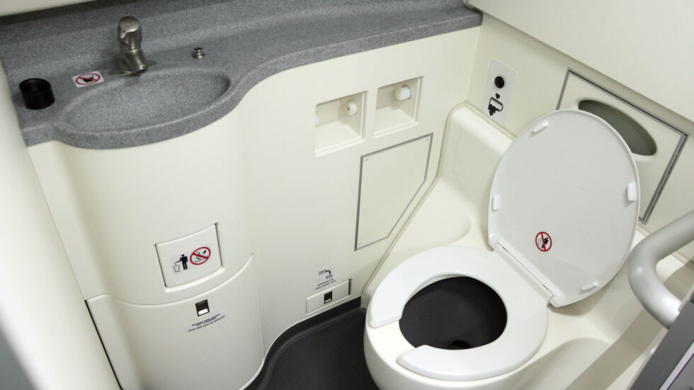“Чакайте, не влизайте там": Скрита камера в тоалетната на самолет