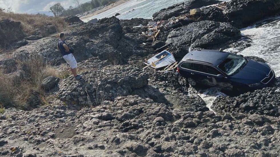 „Не знам как колата се оказа там“: Автомобил стои заседнал в скалите на плаж "Арапя" 