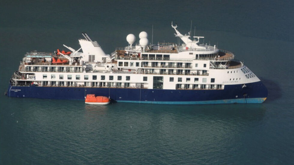 Луксозен круизен кораб с 206 души на борда заседна в Гренландия