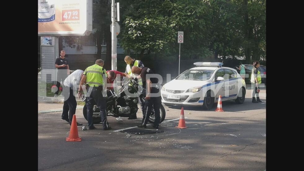 Удар между моторист и кола на централен булевард в Бургас