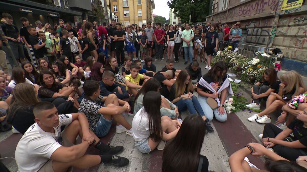 В памет на Филип: Ученици седнаха на пешеходната пътека, където беше убито момчето