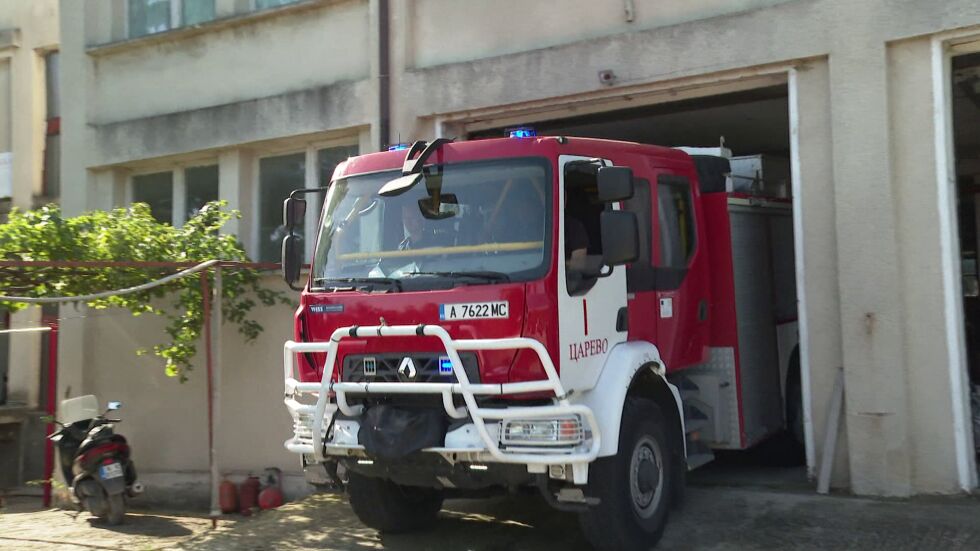 В битка с огън и вода: Пожарникарите ни честват професионалния си празник