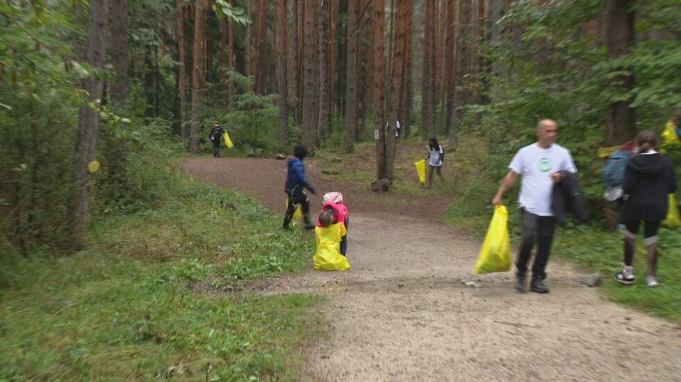 Доброволци от сутринта почистват Национален парк "Пирин"
