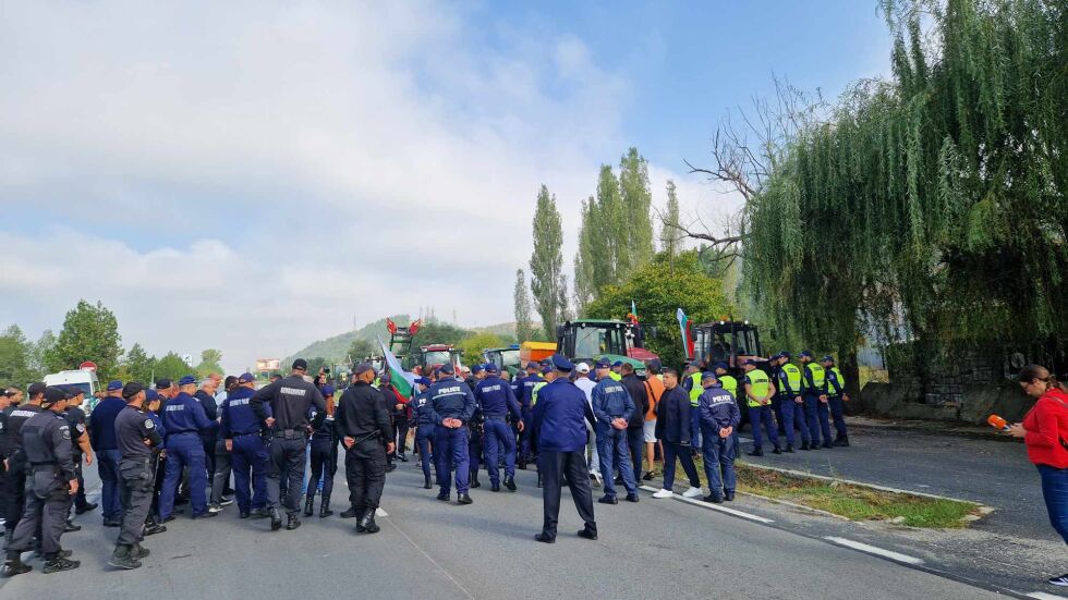 Не зърнопроизводители, а полицаи блокираха пътя при Благоевград