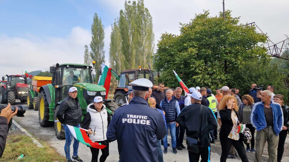 Напрежение и блокади: Фермерите излязоха на протест (ОБЗОР)