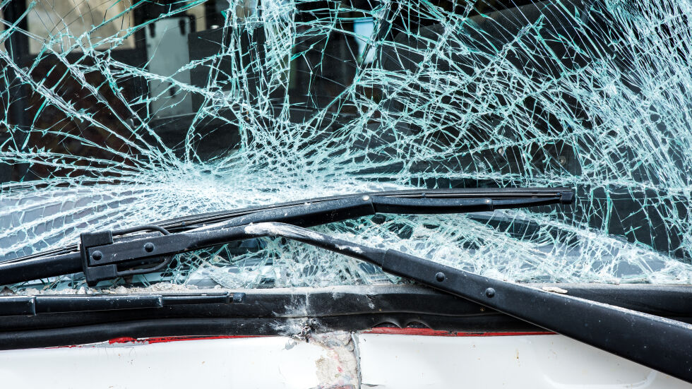 Тежка катастрофа в Ловешко: Пиян шофьор се заби в табела на входа на село