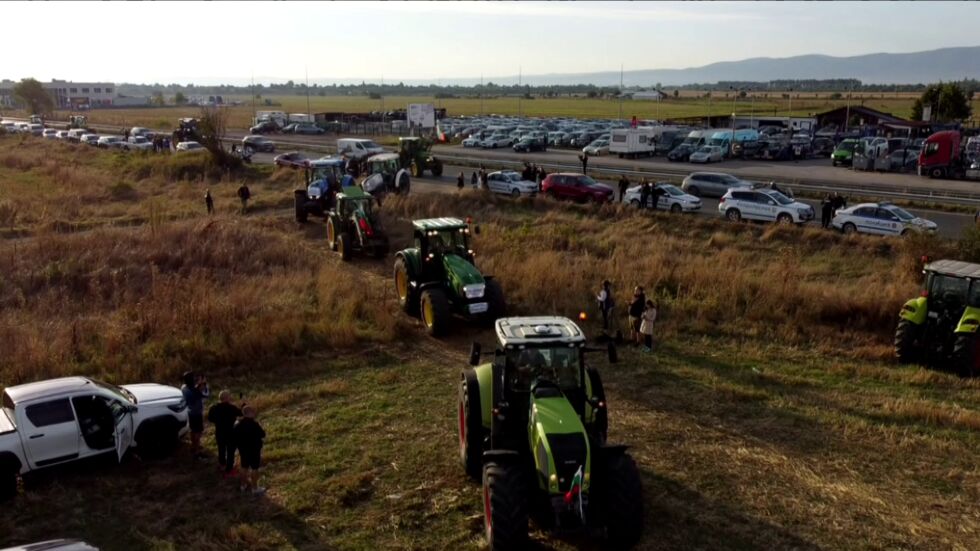 Тракторите влязоха в София: Земеделци и министри опитват да се разберат на среща