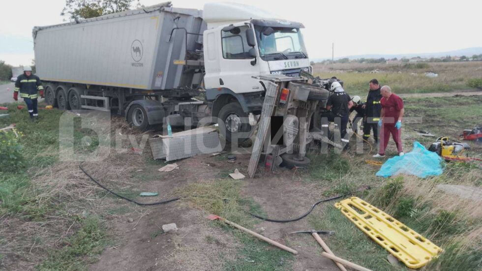 Двама души загинаха при тежка катастрофа с камион в Бургас (СНИМКИ)