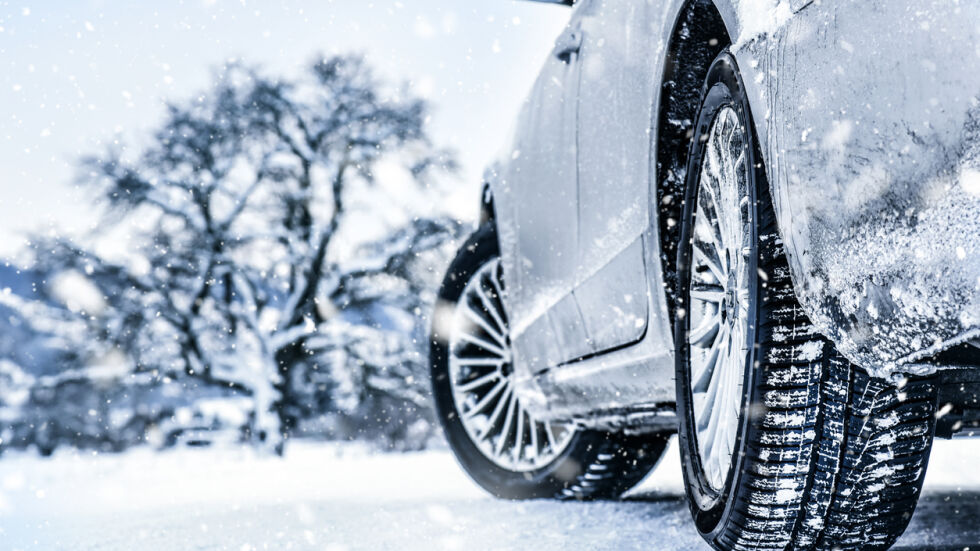 На път в снега: 15 неща, които трябва да имате в колата си през зимата (СПИСЪК)