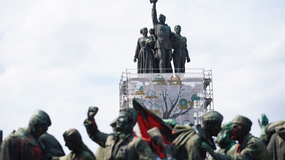 Паметникът на Съветската армия осъмна с интересен транспарант (СНИМКИ)